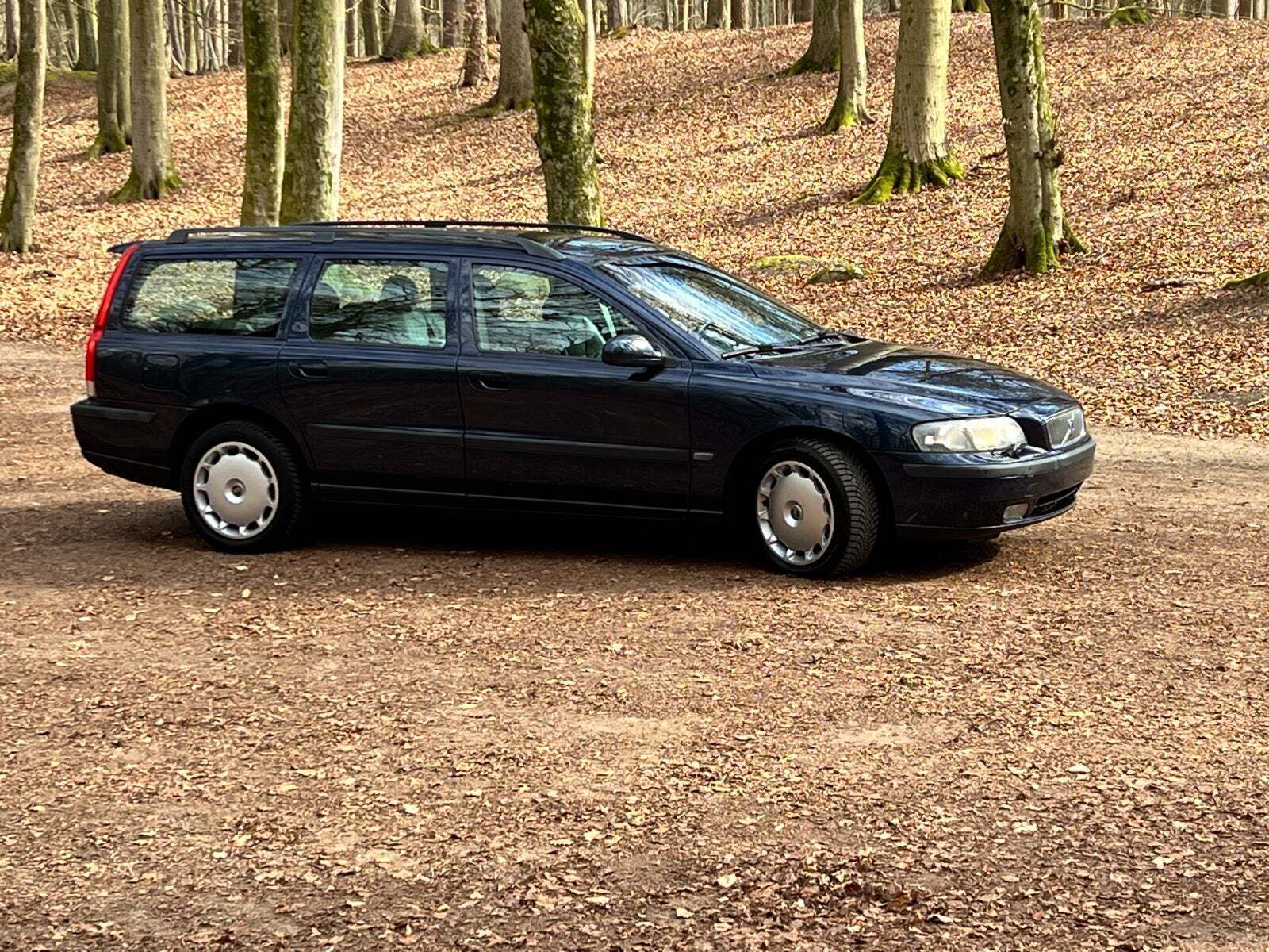 Blå Volvo V70 fra 2000