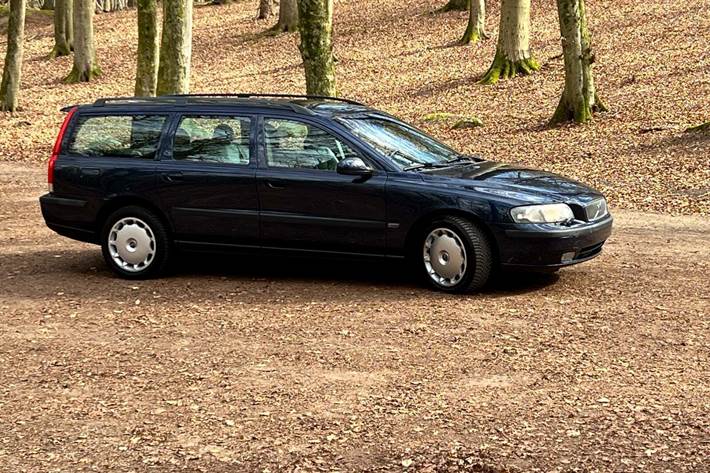 Blå Volvo V70 fra 2000