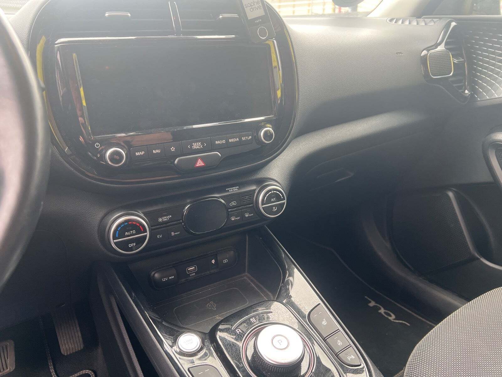 Rød Kia e-Soul fra 2019 set indefra