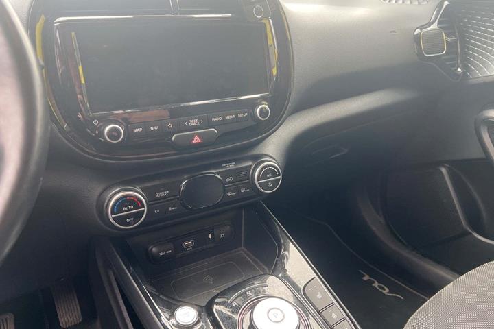 Rød Kia e-Soul fra 2019 set indefra
