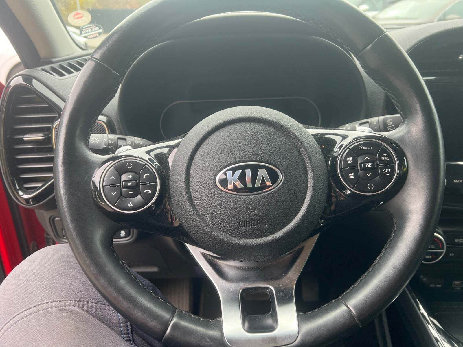 Rød Kia e-Soul fra 2019 set indefra