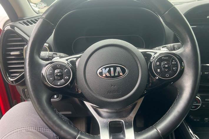 Rød Kia e-Soul fra 2019 set indefra