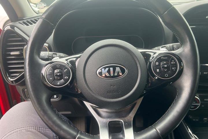 Rød Kia e-Soul fra 2019 set indefra