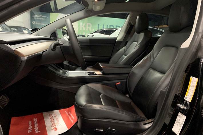 Sort Tesla Model 3 fra 2021