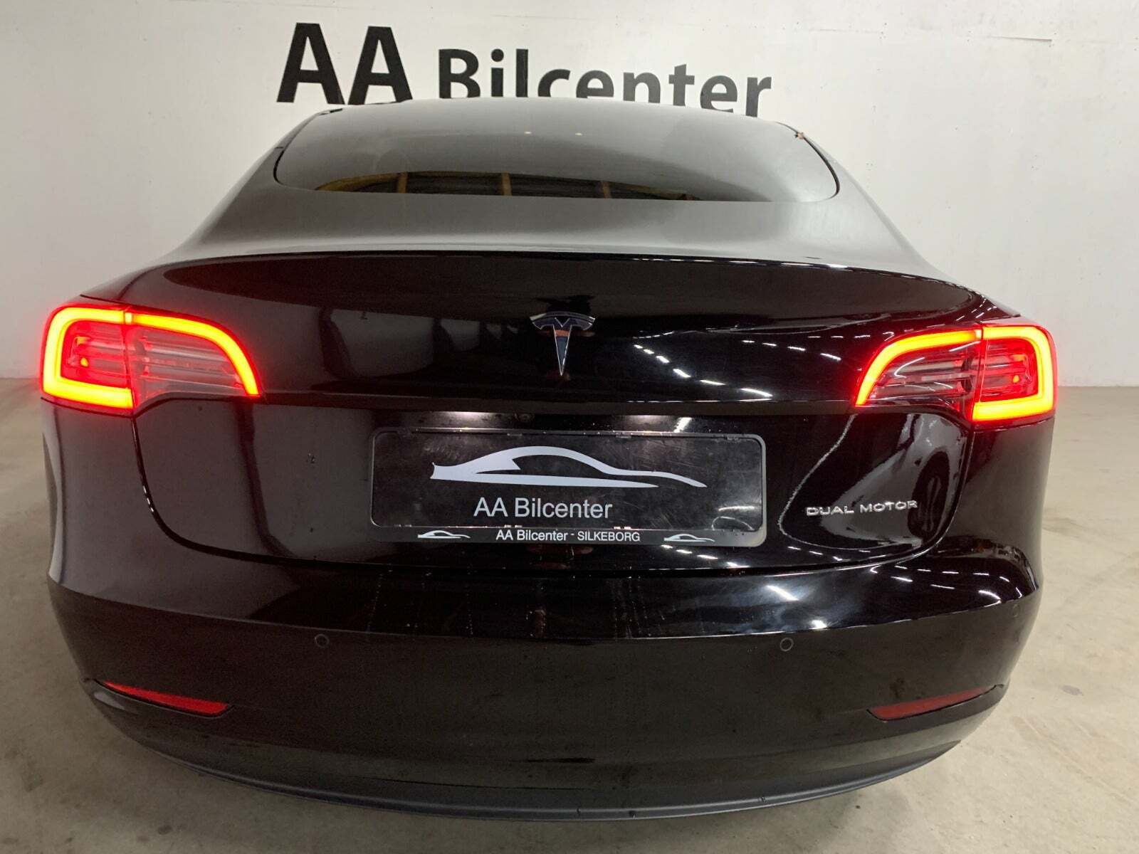 Sort Tesla Model 3 fra 2021