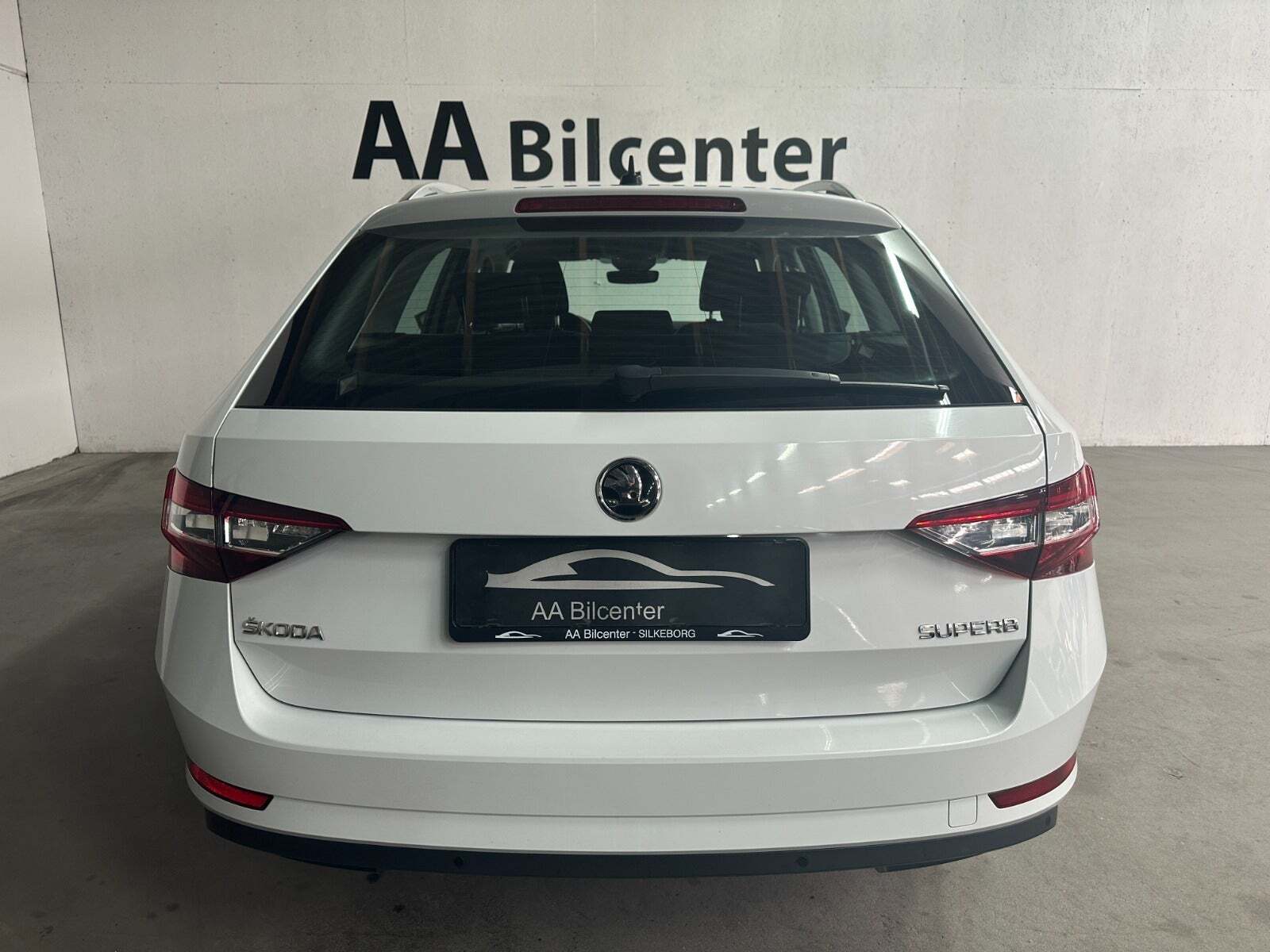 Hvid Skoda Superb fra 2017