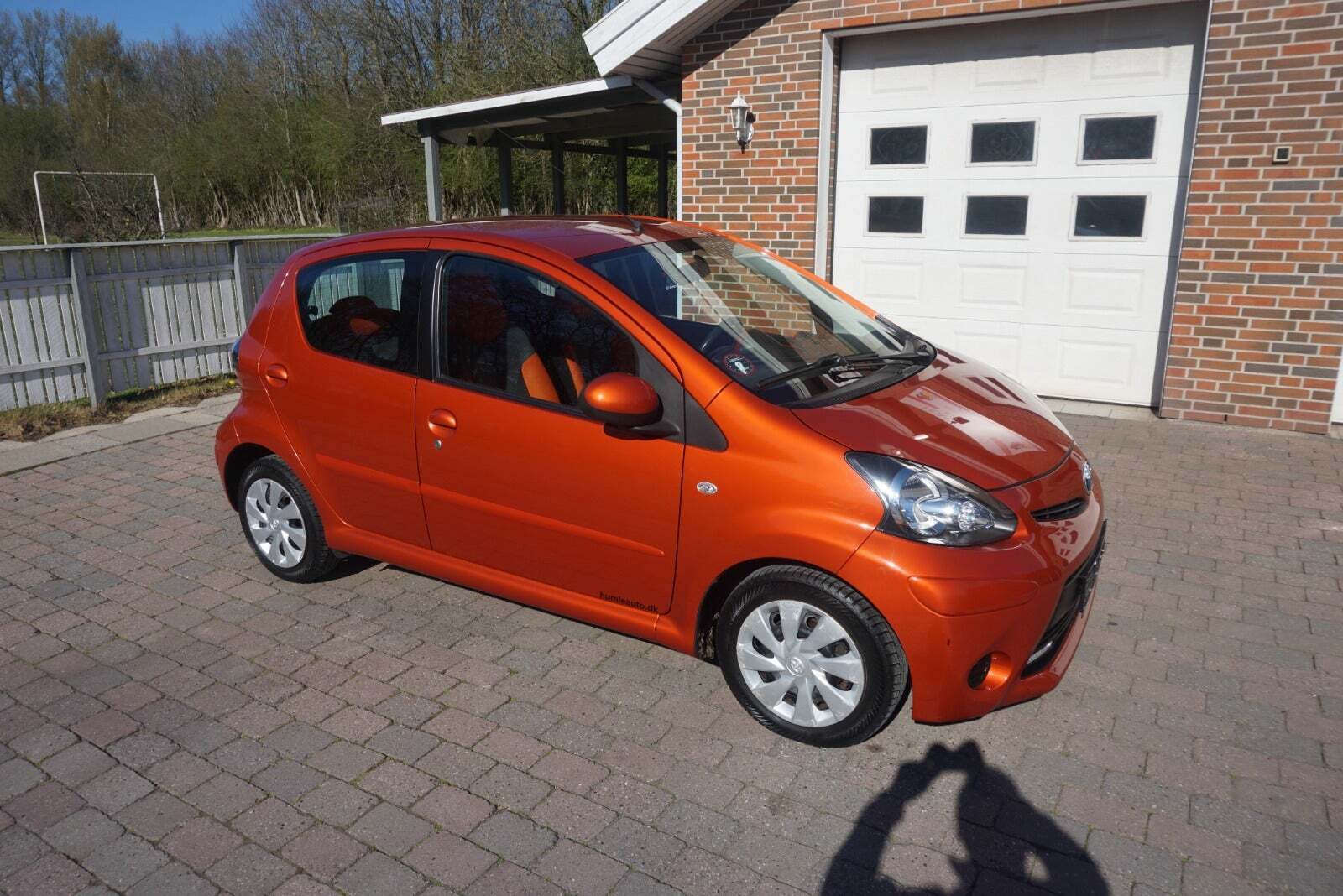 Orange Toyota Aygo fra 2012 set udefra