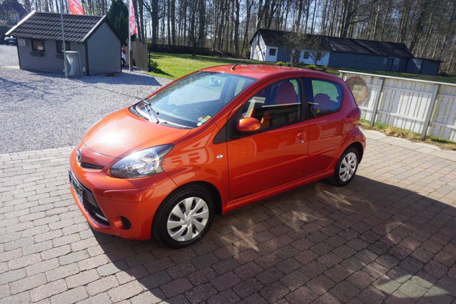 Orange Toyota Aygo fra 2012