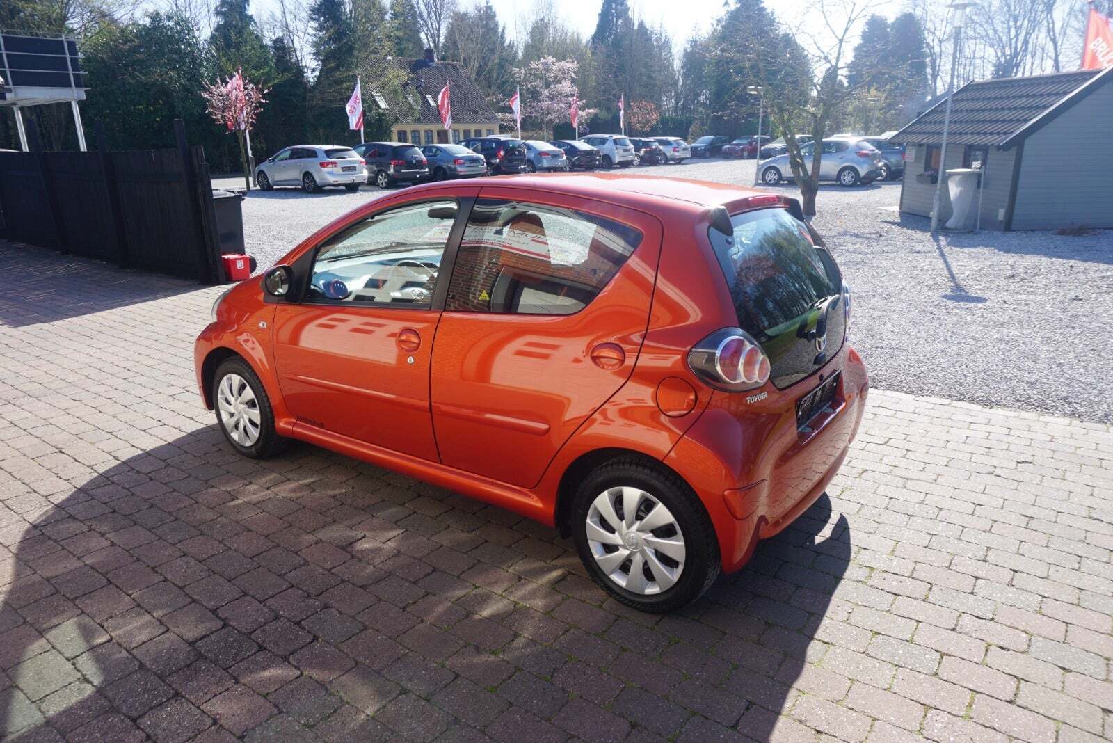 Orange Toyota Aygo fra 2012