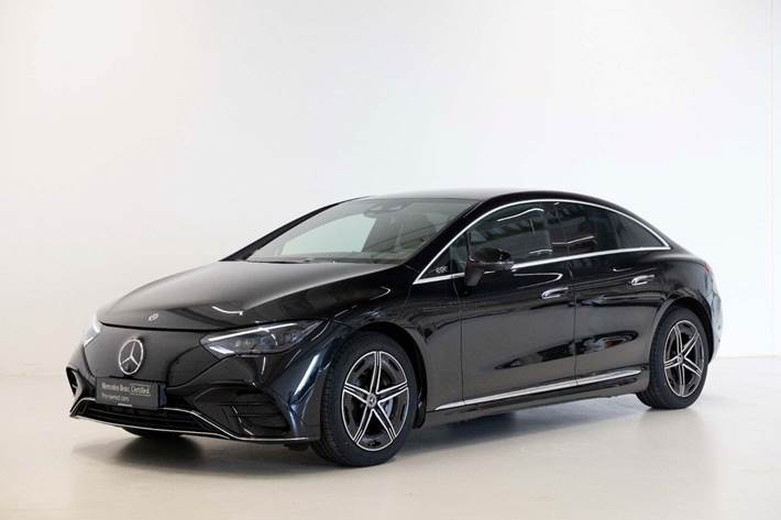 Sort Mercedes EQE350 fra 2024 set udefra