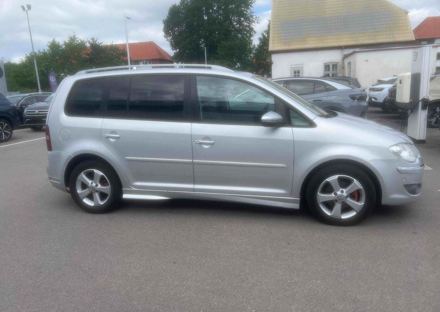 Sølv VW Touran fra 2010