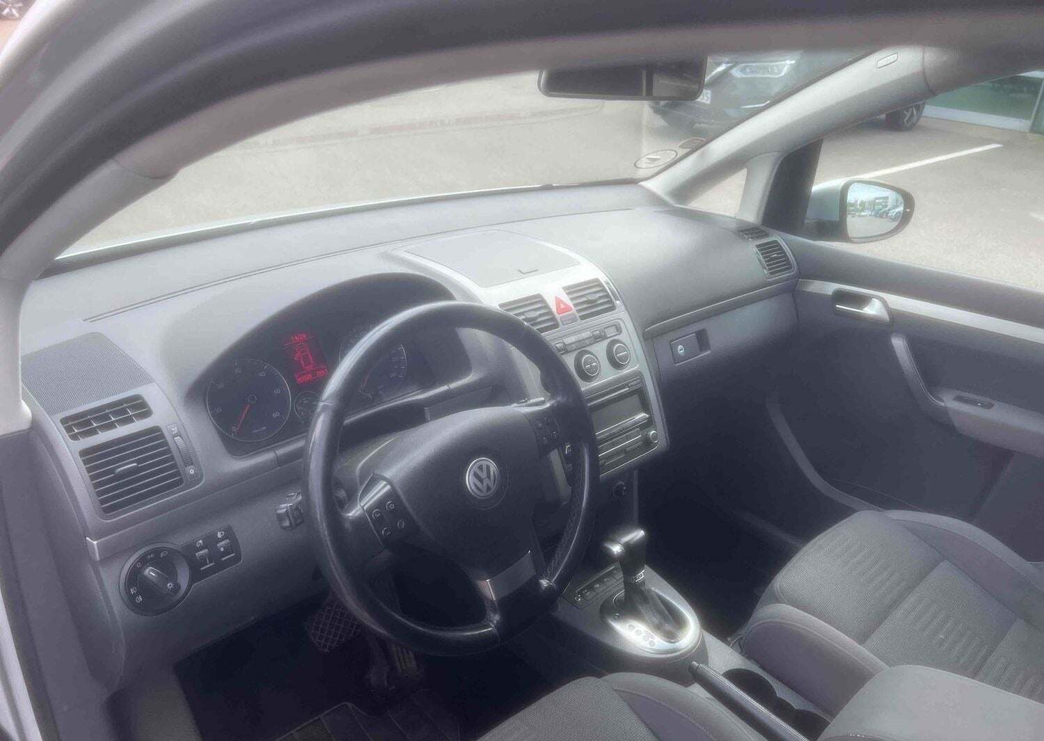 Sølv VW Touran fra 2010