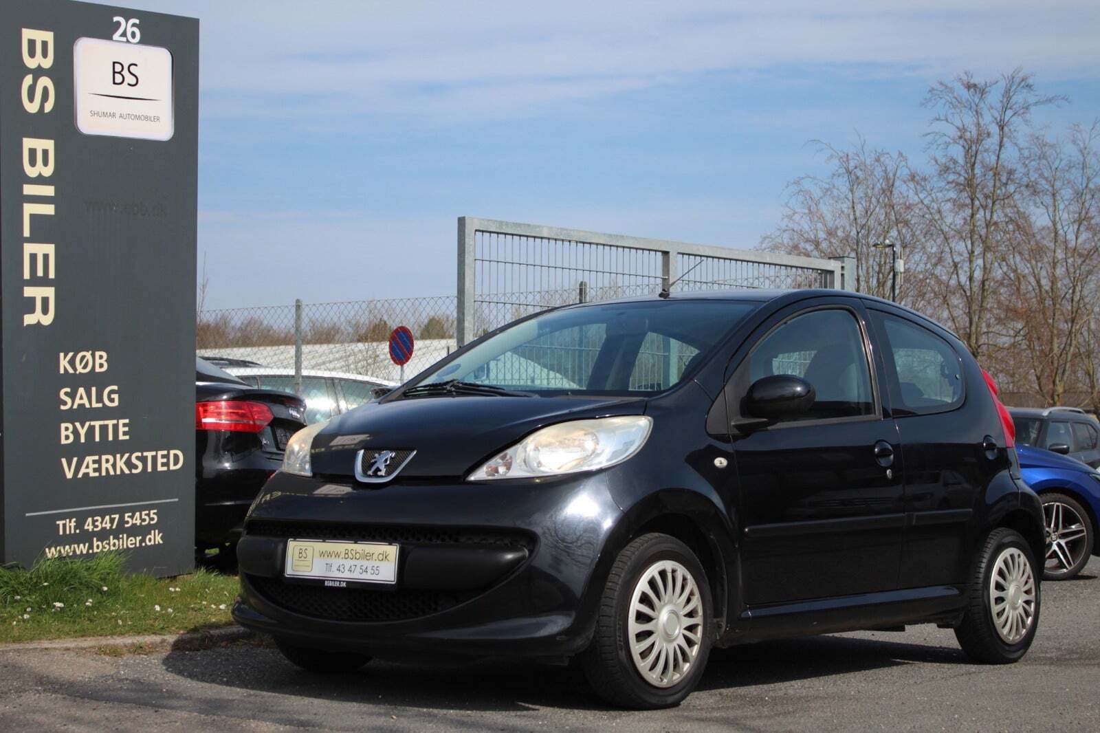 Sort Peugeot 107 fra 2008 set udefra