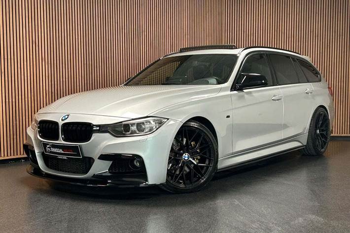 Sølv BMW 328i fra 2014 set udefra