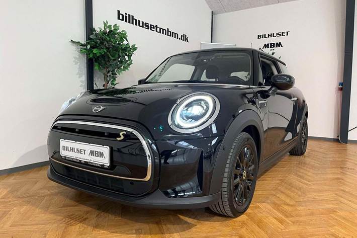 Sort Mini Cooper SE fra 2022 set udefra