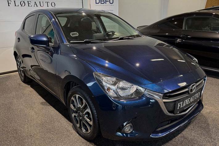 Blå Mazda 2 fra 2015 set udefra