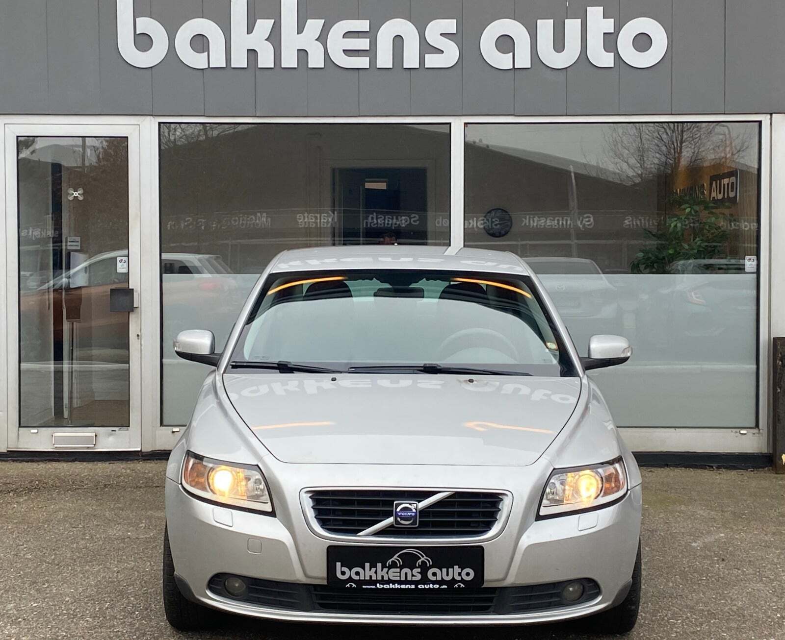 Sølv Volvo S40 fra 2007 set udefra