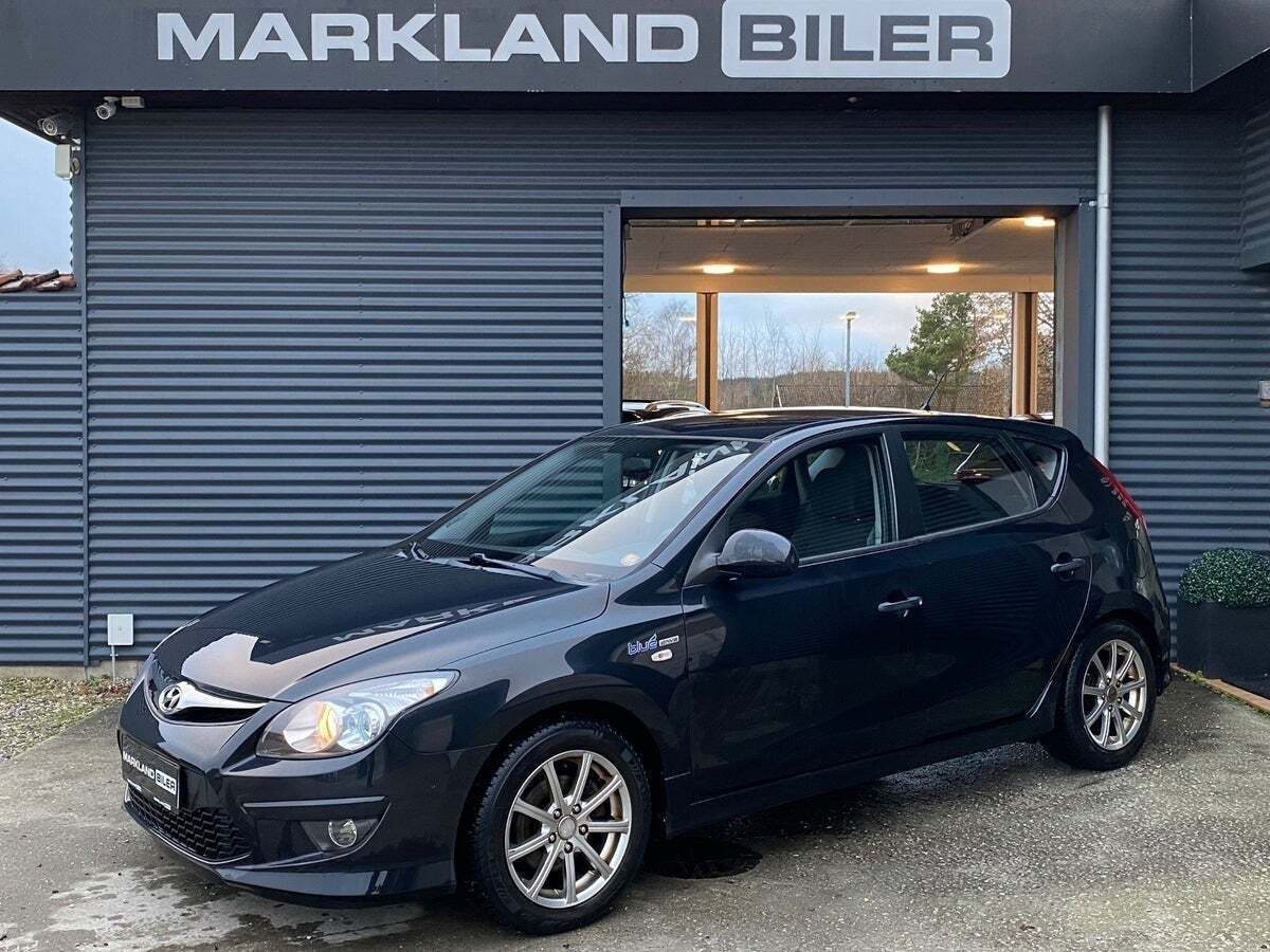 Sort Hyundai i30 fra 2011 set udefra