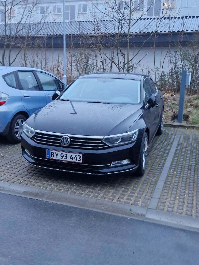 Sort VW Passat fra 2015