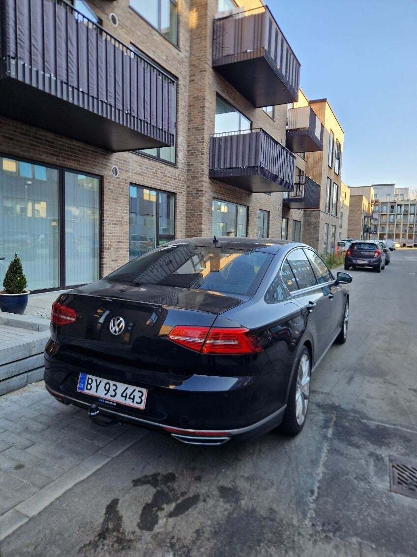 Sort VW Passat fra 2015