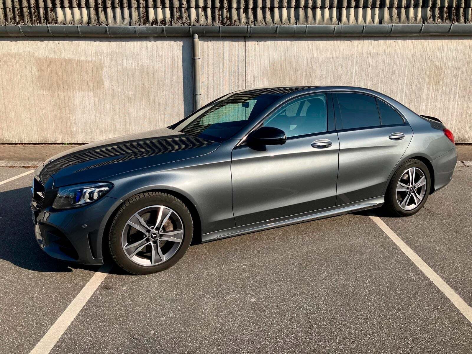 Grå Mercedes C220 d fra 2020 set udefra