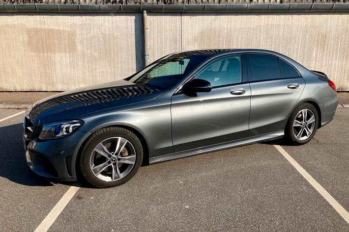 Grå Mercedes C220 d fra 2020 set udefra