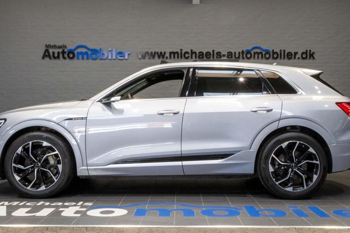 Sølv Audi e-tron fra 2021