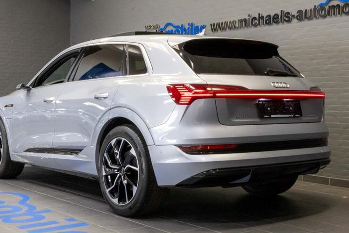 Sølv Audi e-tron fra 2021