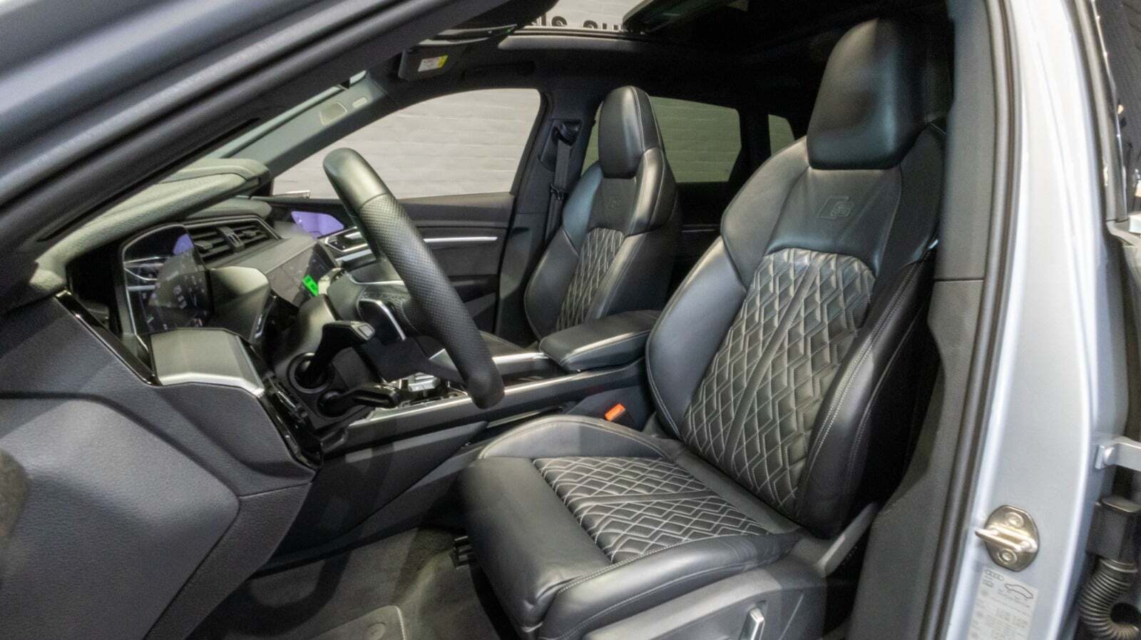 Sølv Audi e-tron fra 2021