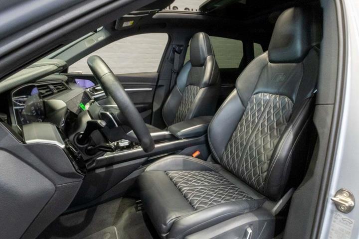 Sølv Audi e-tron fra 2021