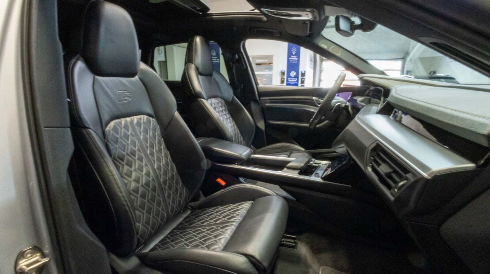 Sølv Audi e-tron fra 2021
