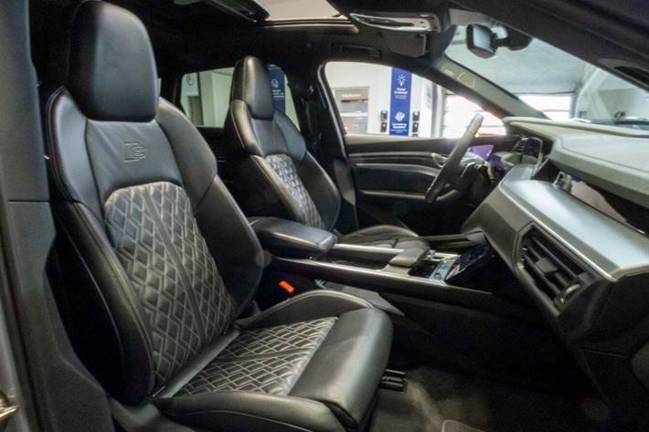 Sølv Audi e-tron fra 2021