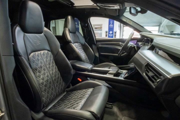 Sølv Audi e-tron fra 2021