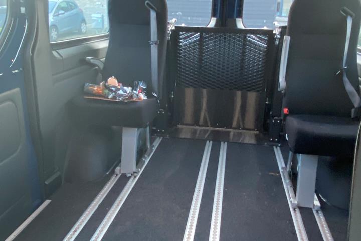 Blå Mercedes Sprinter fra 2024