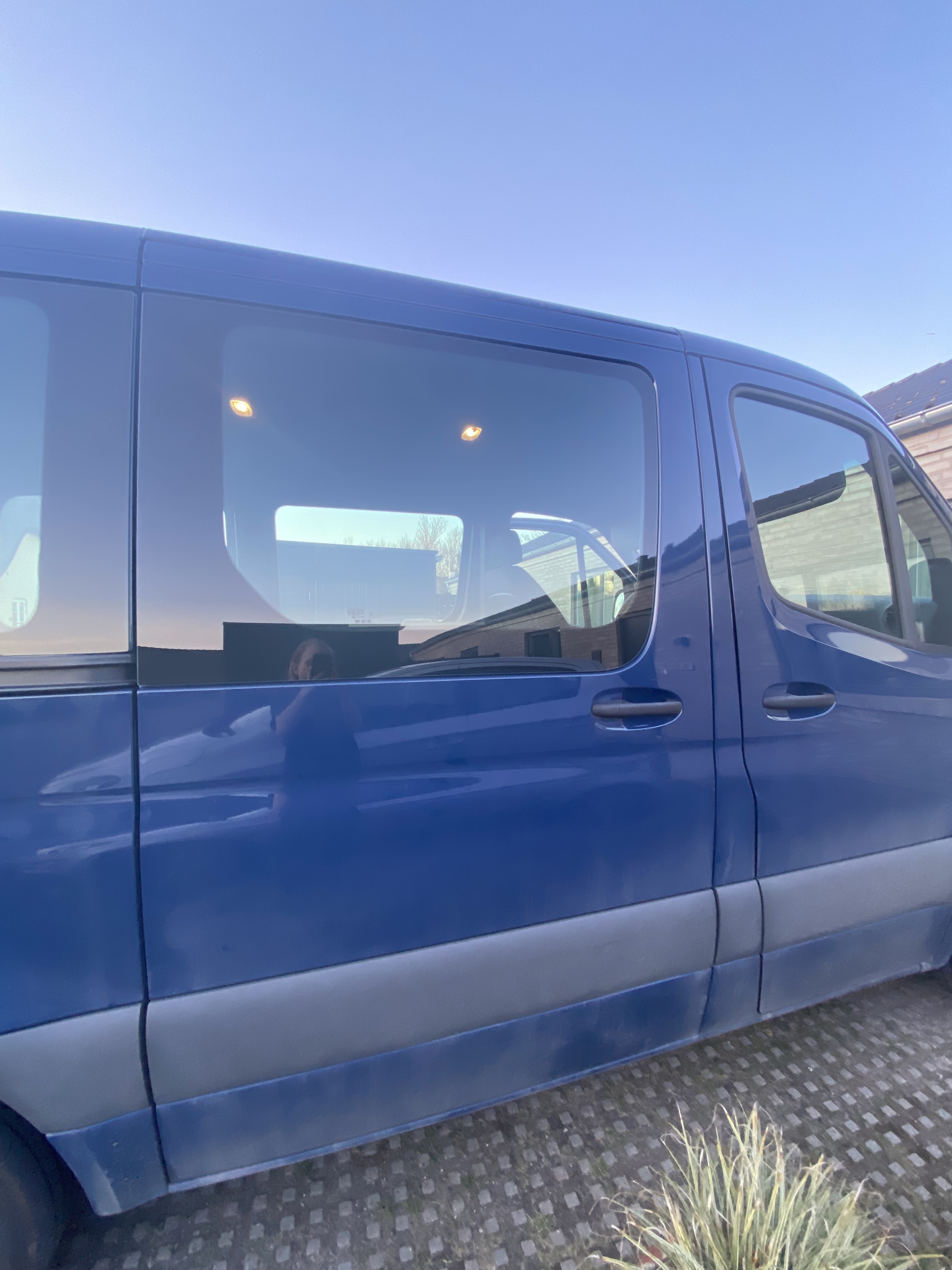 Blå Mercedes Sprinter fra 2024
