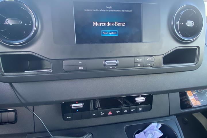Blå Mercedes Sprinter fra 2024