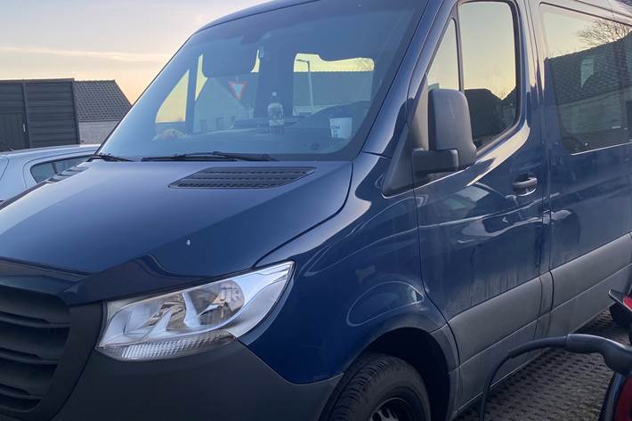 Blå Mercedes Sprinter fra 2024