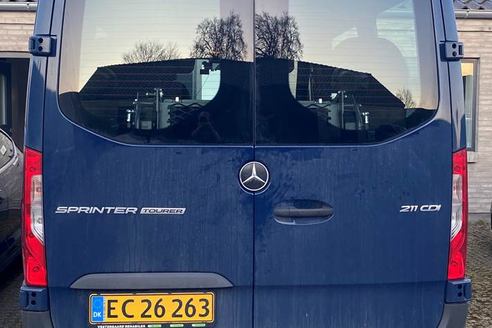 Blå Mercedes Sprinter fra 2024