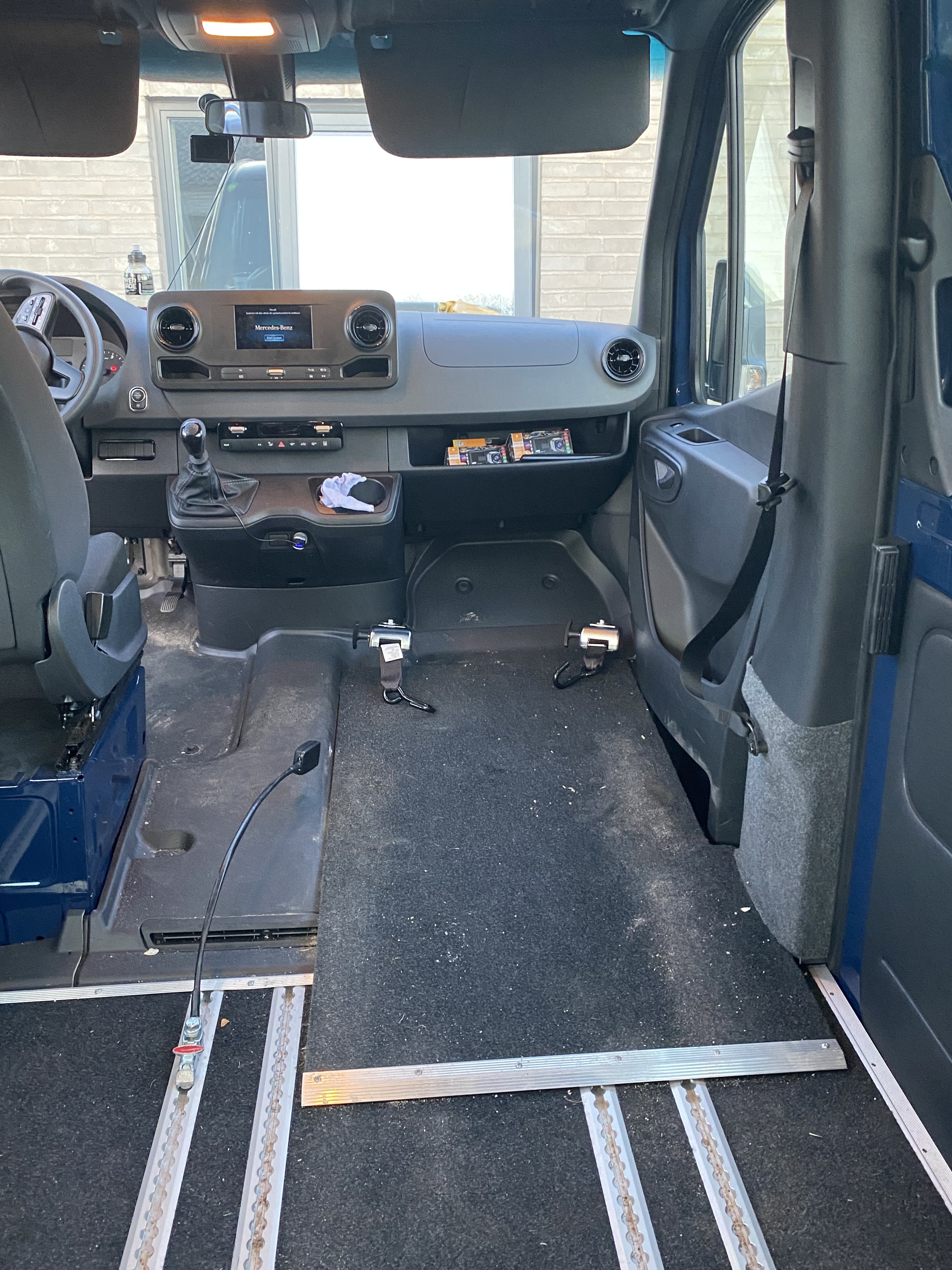 Blå Mercedes Sprinter fra 2024