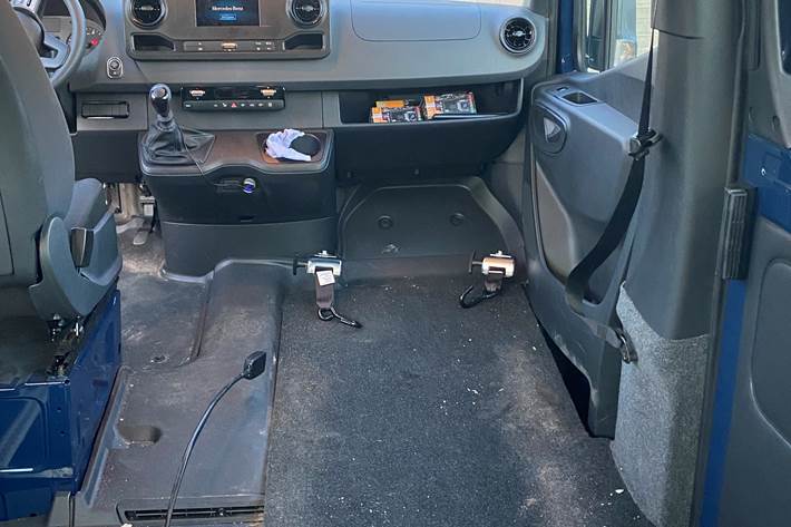 Blå Mercedes Sprinter fra 2024