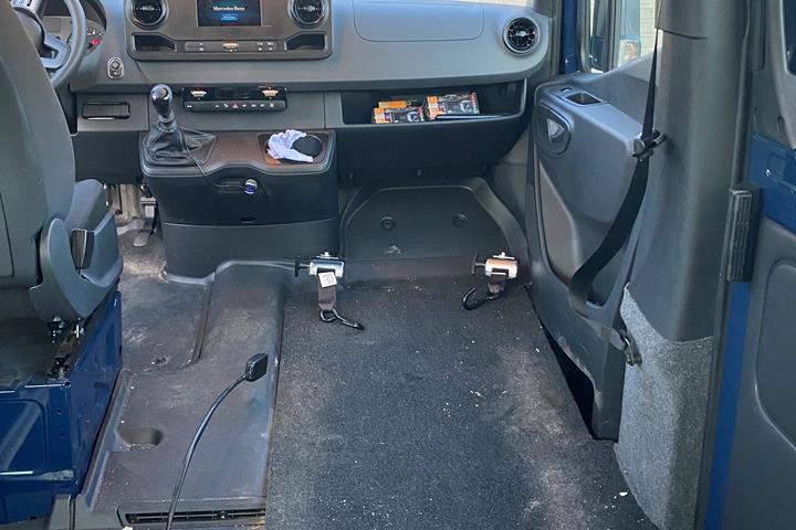 Blå Mercedes Sprinter fra 2024