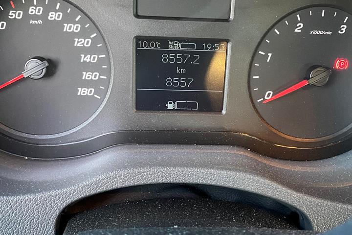 Blå Mercedes Sprinter fra 2024