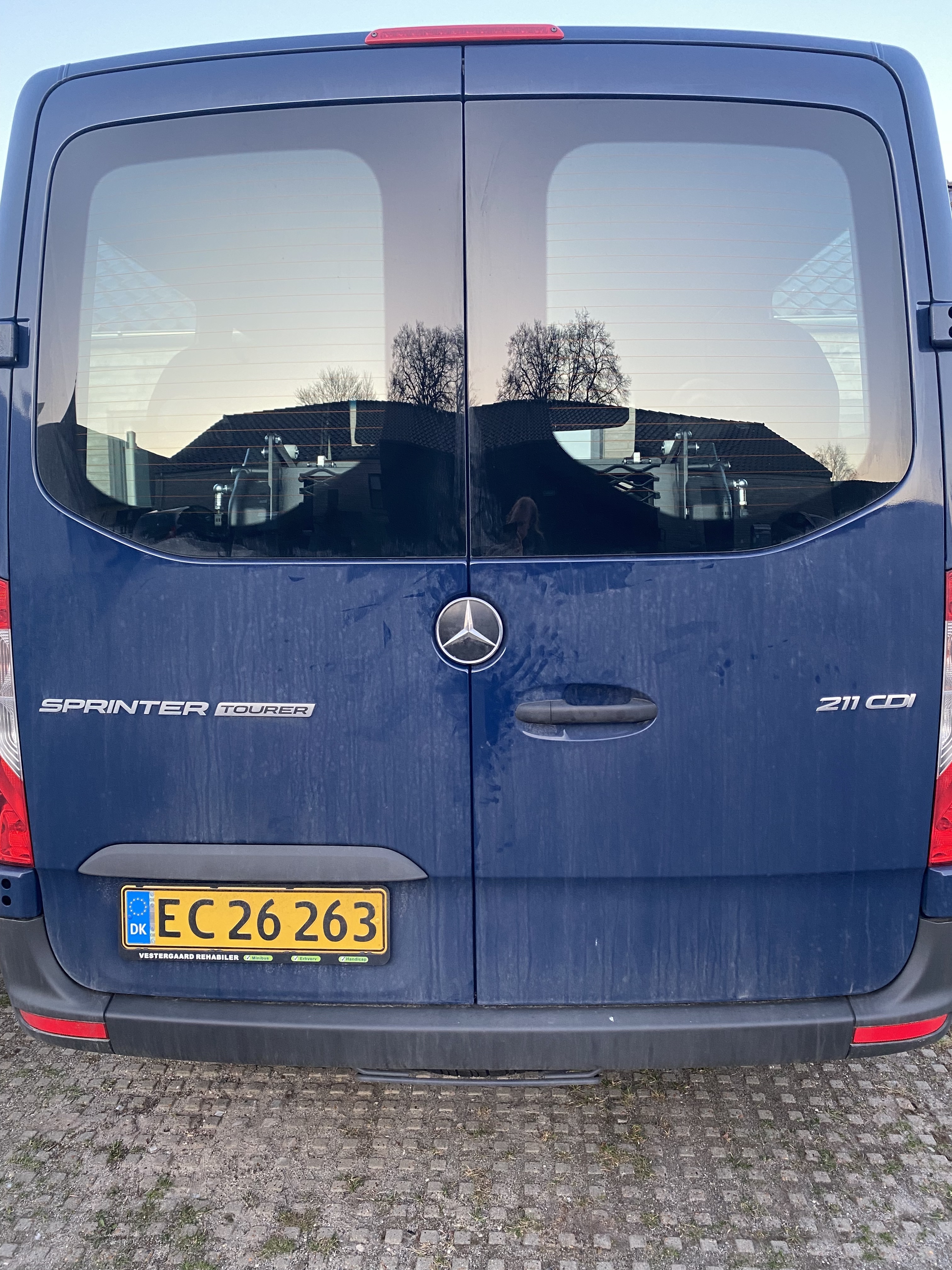 Blå Mercedes Sprinter fra 2024