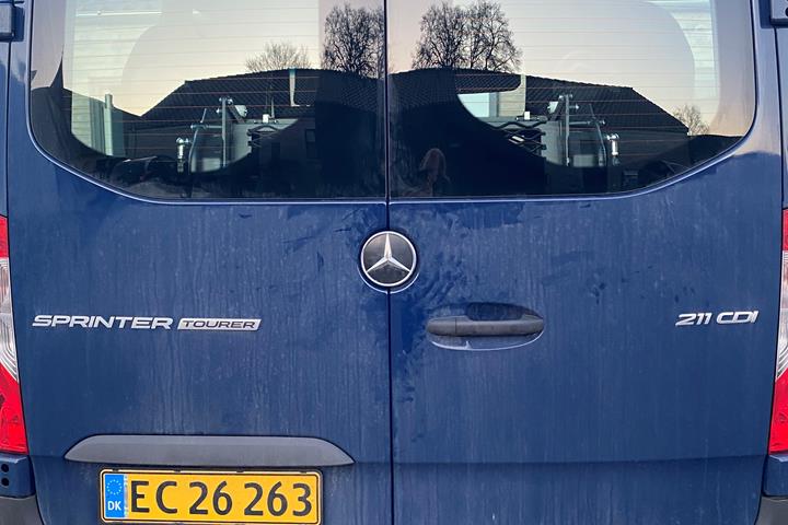 Blå Mercedes Sprinter fra 2024