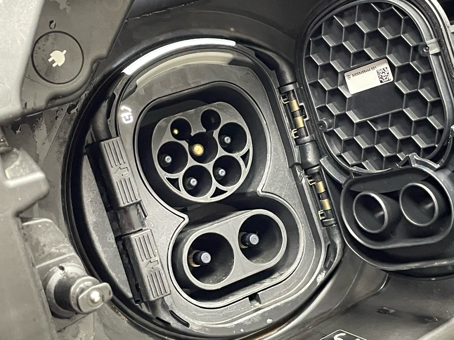 Sort Mercedes EQA 250+ fra 2024 set udefra