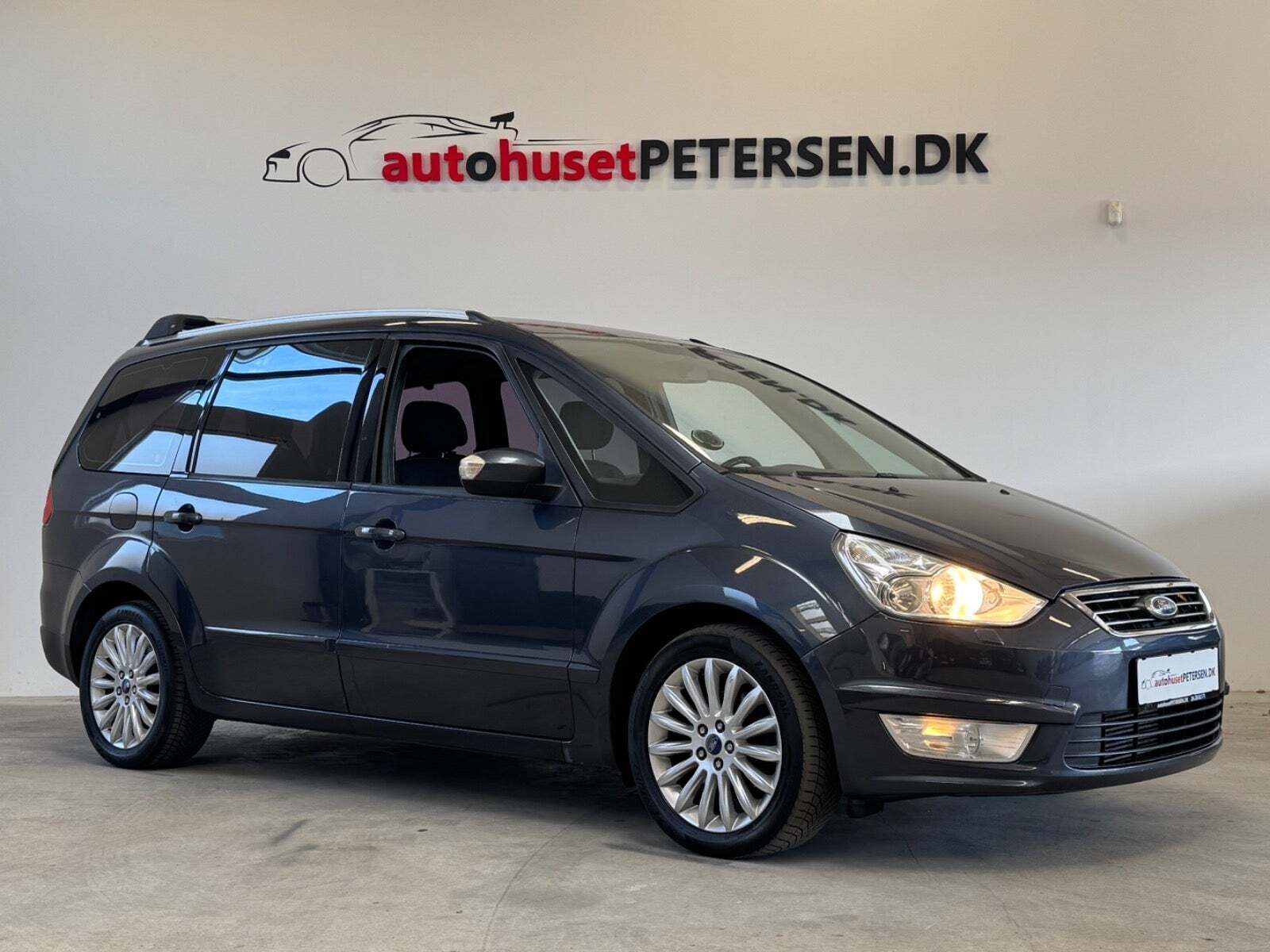 Sort Ford Galaxy fra 2010 set udefra