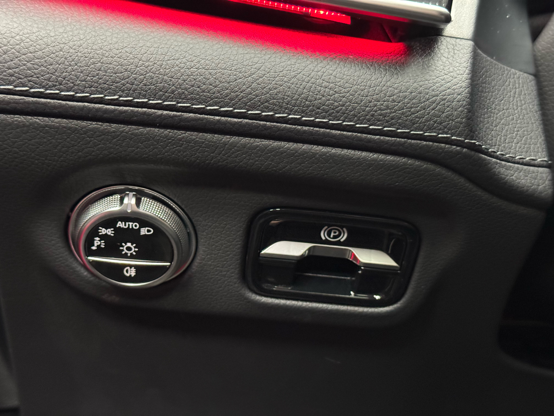 Sort Mercedes EQS 450+ fra 2023