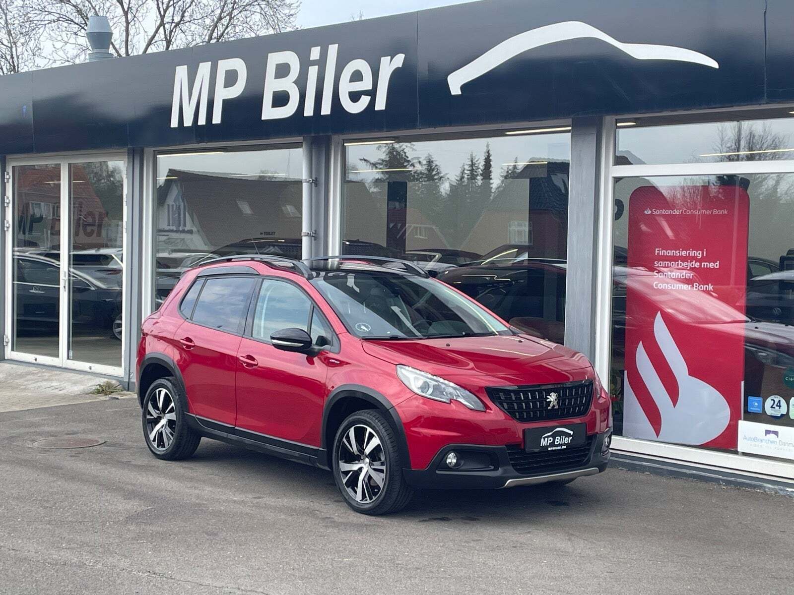Rød Peugeot 2008 fra 2019 set udefra