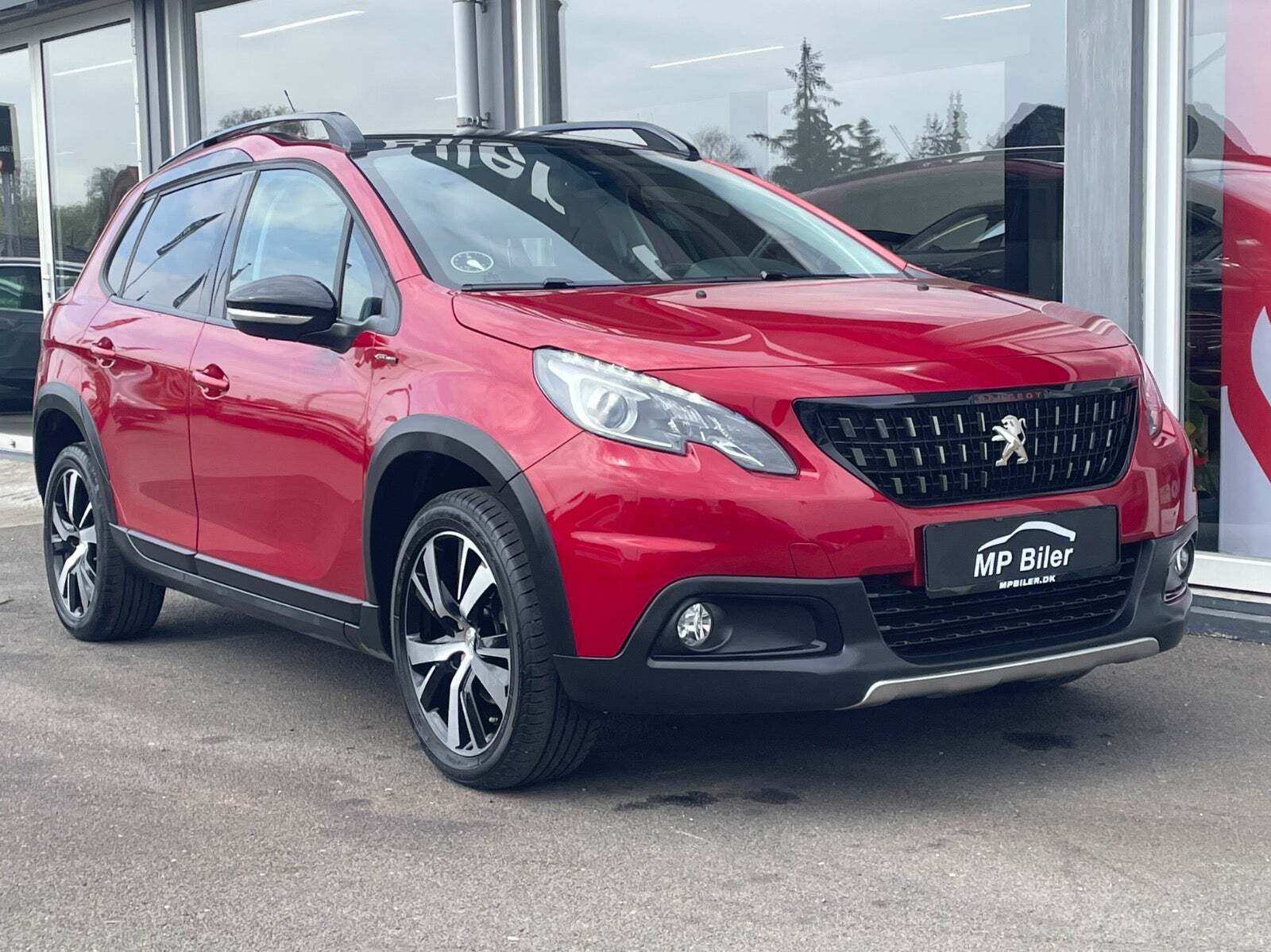 Rød Peugeot 2008 fra 2019