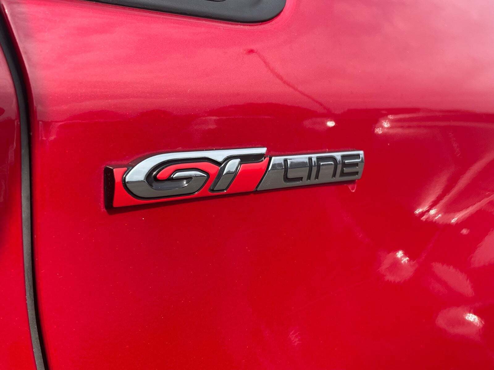 Rød Peugeot 2008 fra 2019 set udefra